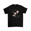 Camiseta Algodão Premium PlayStation Game Death Stranding: Unger and a Creepy Doll